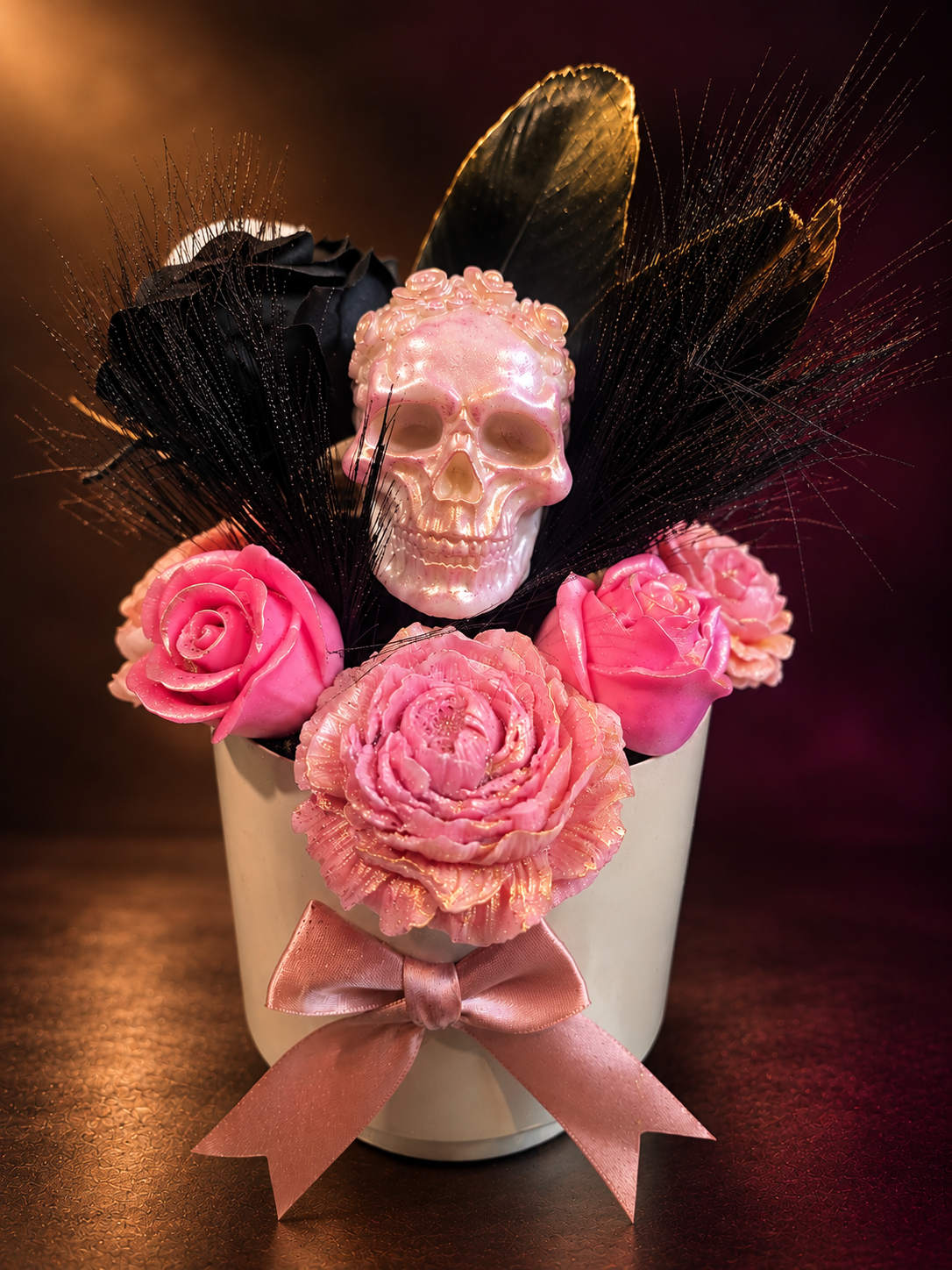 Bouquet parfumé gothique Douce Ténèbre, crâne nacré, roses et plumes noires – Ajouba, fait main à Givet